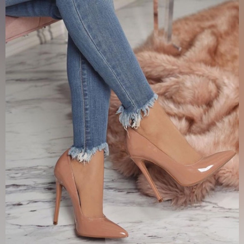 Miss Lola nude pumps